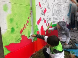 enfants dessinant sur le mur